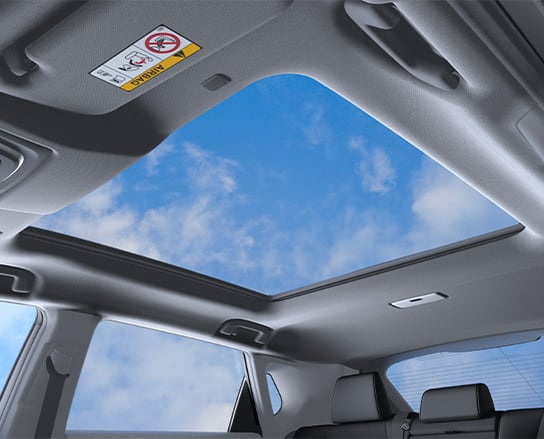 前席から後席まで！開放感のある大型パノラマルーフ