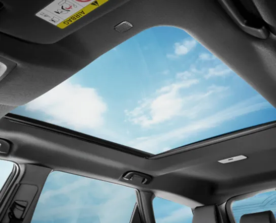 開放感のある大型パノラマルーフ